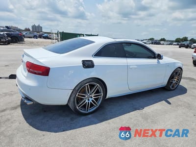 Trzecie zdjęcie samochodu z tyłu: 2011 AUDI S5 PREMIUM PLUS VIN:WAUCVAFR6BA019298 - miniatura