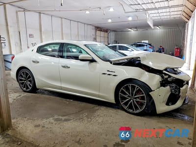 Czwarte zdjęcie samochodu z boku: 2022 MASERATI GHIBLI MODENA VIN:ZAM57YTM9NX399774 - miniatura