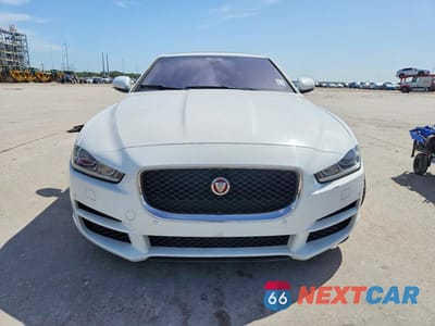 Piąte zdjęcie samochodu w środku: 2019 JAGUAR XE PREMIUM VIN:SAJAD4FX2KCP48966 - miniatura