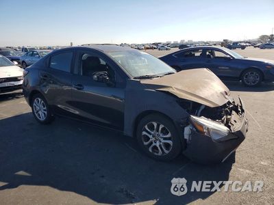Czwarte zdjęcie samochodu z boku: 2017 TOYOTA YARIS IA 4D SEDAN VIN:3MYDLBYV8HY175247 - miniatura