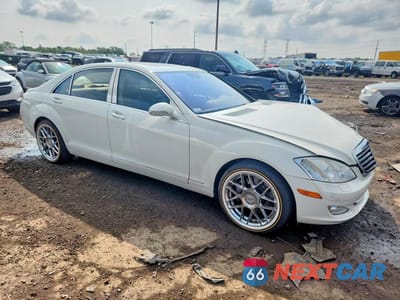 Czwarte zdjęcie samochodu z boku: 2008 MERCEDES-BENZ S 550 4MATIC VIN:WDDNG86X68A194033 - miniatura