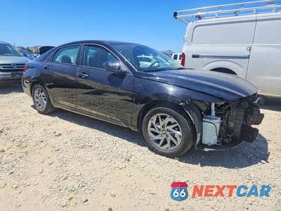 Czwarte zdjęcie samochodu z boku: 2025 HYUNDAI ELANTRA HYBRID BLUE VIN:KMHLM4DJ3SU150381 - miniatura