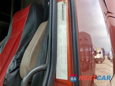 Zdjęcie 12 z 13 samochodu: 2013 VOLVO VNL SEMI TRUCK VIN:4V4NC9EG9DN560328 - miniatura