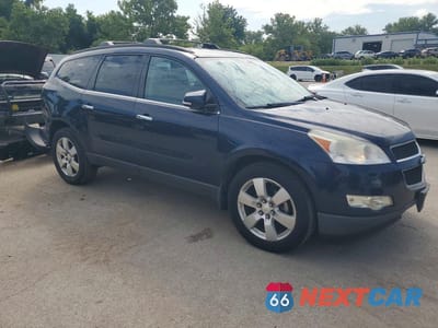 Czwarte zdjęcie samochodu z boku: 2012 CHEVROLET TRAVERSE LT VIN:1GNKRGED3CJ229457 - miniatura