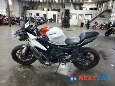 Trzecie zdjęcie samochodu z tyłu: 2023 KAWASAKI EX650 R VIN:ML5EXER14PDA90148 - miniatura
