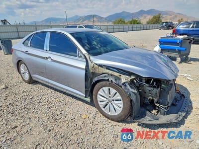 Czwarte zdjęcie samochodu z boku: 2020 VOLKSWAGEN JETTA S VIN:3VWCB7BU0LM042182 - miniatura