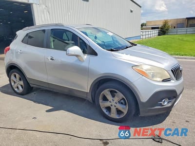 Czwarte zdjęcie samochodu z boku: 2015 BUICK ENCORE CONVENIENCE VIN:KL4CJBSB5FB039842 - miniatura