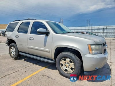 Czwarte zdjęcie samochodu z boku: 2009 CHEVROLET TAHOE K1500 LT VIN:1GNFK23049R104907 - miniatura
