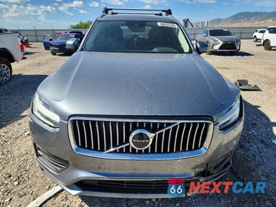 Piąte zdjęcie samochodu w środku: 2020 VOLVO XC90 T6 MOMENTUM VIN:YV4A22PK7L1596639 - miniatura
