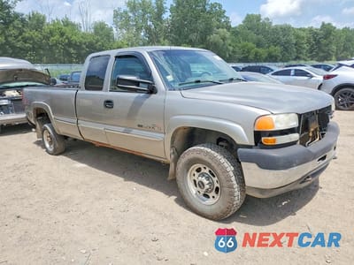 Czwarte zdjęcie samochodu z boku: 2002 GMC SIERRA K2500 HEAVY DUTY VIN:1GTHK29102E107785 - miniatura