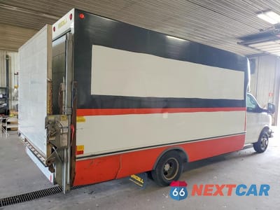 Trzecie zdjęcie samochodu z tyłu: 2020 CHEVROLET EXPRESS DELIVERY TRUCK VIN:1HA6GVCG9LN001050 - miniatura