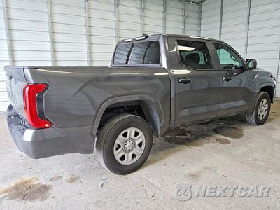 Trzecie zdjęcie samochodu z tyłu: 2025 TOYOTA TUNDRA SR VIN:5TFKB5DBXSX297378 - miniatura