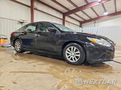 Czwarte zdjęcie samochodu z boku: 2017 NISSAN ALTIMA 2.5 S VIN:1N4AL3AP8HC496240 - miniatura