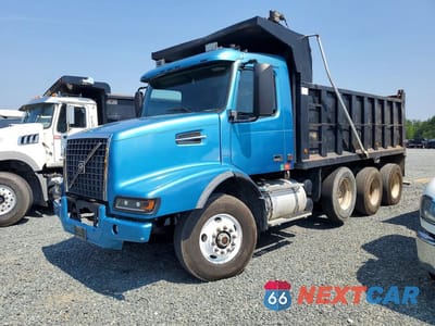 2002 VOLVO VHD 4V5K99UF32N310912 - główne zdjęcie licytacji z USA - miniatura