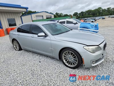 Czwarte zdjęcie samochodu z boku: 2013 BMW 750 I VIN:WBAYA8C55DD228027 - miniatura
