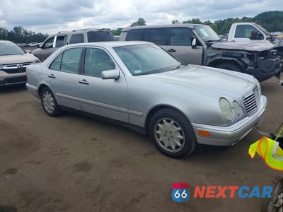 Czwarte zdjęcie samochodu z boku: 1996 MERCEDES-BENZ E 320 VIN:WDBJF55F5TJ013532 - miniatura