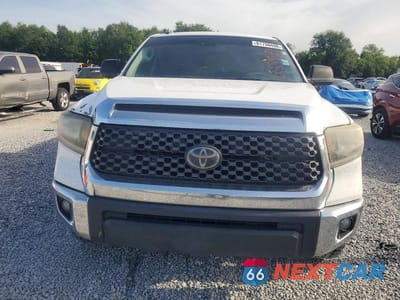 Piąte zdjęcie samochodu w środku: 2018 TOYOTA TUNDRA CREWMAX SR5 VIN:5TFEY5F17JX232566 - miniatura