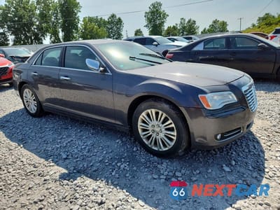 Czwarte zdjęcie samochodu z boku: 2013 CHRYSLER 300 VIN:2C3CCAKT5DH733054 - miniatura