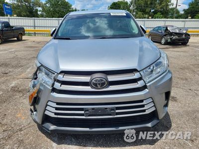 Piąte zdjęcie samochodu w środku: 2018 TOYOTA HIGHLANDER LE PLUS VIN:5TDBZRFH3JS831801 - miniatura