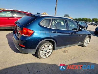 Trzecie zdjęcie samochodu z tyłu: 2015 BMW X1 SDRIVE28I VIN:WBAVM1C52FVZ93761 - miniatura