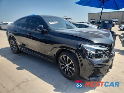 Czwarte zdjęcie samochodu z boku: 2021 BMW X6 XDRIVE40I VIN:5UXCY6C06M9F87361 - miniatura