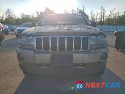 Piąte zdjęcie samochodu w środku: 2005 JEEP GRAND CHEROKEE LAREDO VIN:1J4HR48N75C702767 - miniatura