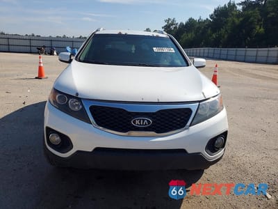 Piąte zdjęcie samochodu w środku: 2013 KIA SORENTO LX VIN:5XYKT4A61DG409943 - miniatura