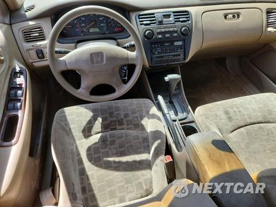 Zdjęcie 8 z 13 samochodu: 2004 HONDA ACCORD SEDAN DX AUTO VIN:1HGCG6693YA103454 - miniatura