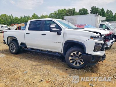 Czwarte zdjęcie samochodu z boku: 2024 CHEVROLET SILVERADO K2500 CUSTOM VIN:2GC4YME72R1218160 - miniatura