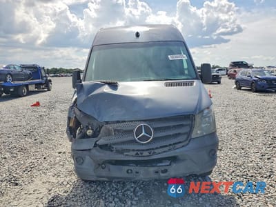 Piąte zdjęcie samochodu w środku: 2018 MERCEDES-BENZ SPRINTER 2500 VIN:WD3PE7CD2JP640804 - miniatura
