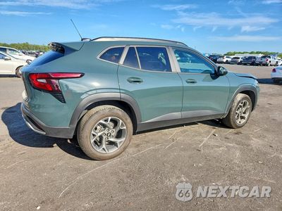 Trzecie zdjęcie samochodu z tyłu: 2026 CHEVROLET TRAX 1LT VIN:KL77LHEP1TC155439 - miniatura