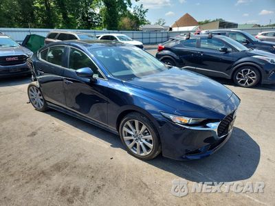 Czwarte zdjęcie samochodu z boku: 2025 MAZDA 3 PREFERRED VIN:JM1BPACM0S1766185 - miniatura
