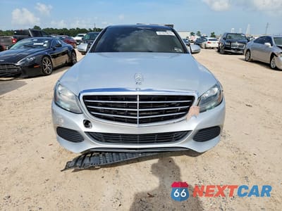 Piąte zdjęcie samochodu w środku: 2017 MERCEDES-BENZ C 300 4MATIC VIN:55SWF4KB5HU209793 - miniatura