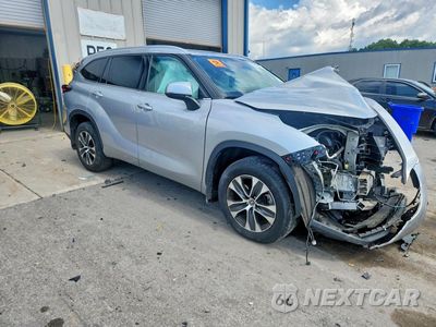 Czwarte zdjęcie samochodu z boku: 2022 TOYOTA HIGHLANDER XLE VIN:5TDGZRBH7NS569461 - miniatura