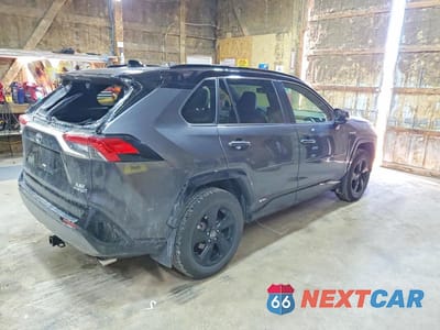 Trzecie zdjęcie samochodu z tyłu: 2020 TOYOTA RAV4 XSE VIN:JTMEWRFV9LJ037221 - miniatura