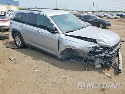 Czwarte zdjęcie samochodu z boku: 2025 JEEP GRAND CHEROKEE LAREDO VIN:1C4RJHAG4S8778725 - miniatura