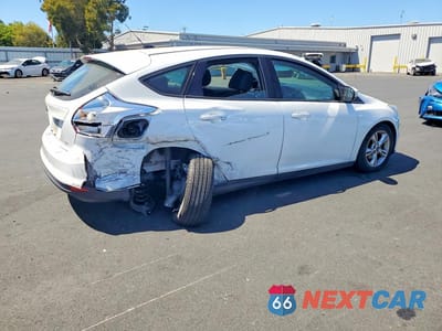 Trzecie zdjęcie samochodu z tyłu: 2014 FORD FOCUS SE VIN:1FADP3K2XEL185781 - miniatura