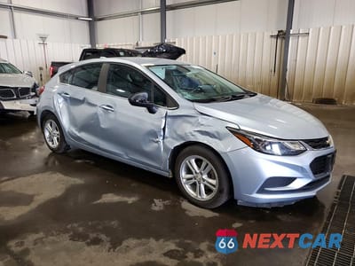 Czwarte zdjęcie samochodu z boku: 2017 CHEVROLET CRUZE LT VIN:3G1BE6SM6HS581448 - miniatura