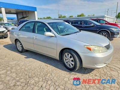 Czwarte zdjęcie samochodu z boku: 2002 TOYOTA CAMRY XLE V6 VIN:4T1BF30K22U506639 - miniatura