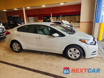 Czwarte zdjęcie samochodu z boku: 2014 KIA FORTE LX VIN:KNAFK4A65E5139238 - miniatura