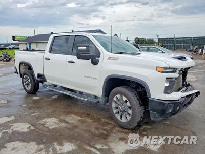 Czwarte zdjęcie samochodu z boku: 2025 CHEVROLET SILVERADO K2500 CUSTOM VIN:1GC4KME77SF151359 - miniatura