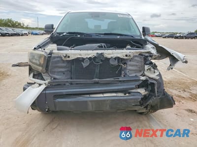 Piąte zdjęcie samochodu w środku: 2018 TOYOTA TUNDRA SR VIN:5TFRM5F13JX131280 - miniatura