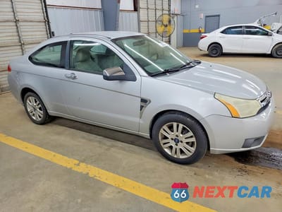 Czwarte zdjęcie samochodu z boku: 2008 FORD FOCUS SE VIN:1FAHP33NX8W112908 - miniatura