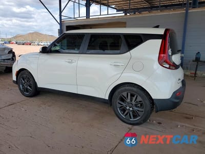 Drugie zdjęcie samochodu z przodu: 2021 KIA SOUL EX VIN:KNDJ33AU8M7762343 - miniatura