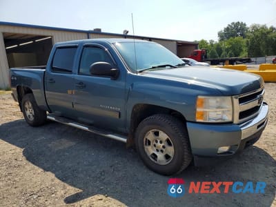 Czwarte zdjęcie samochodu z boku: 2011 CHEVROLET SILVERADO K1500 LT VIN:3GCPKSE36BG378085 - miniatura