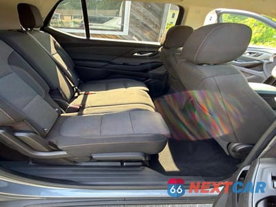 Piąte zdjęcie samochodu w środku: 2018 CHEVROLET TRAVERSE LS VIN:1GNEVFKW2JJ166728 - miniatura