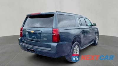 Czwarte zdjęcie samochodu z boku: 2019 CHEVROLET SUBURBAN K1500 LT VIN:1GNSKHKC5KR222533 - miniatura