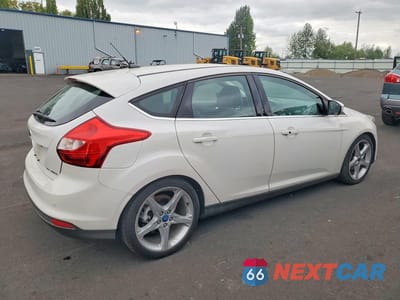 Trzecie zdjęcie samochodu z tyłu: 2014 FORD FOCUS TITANIUM VIN:1FADP3N22EL111816 - miniatura