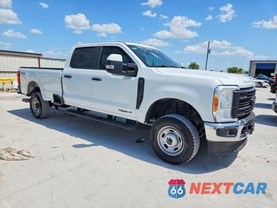 Czwarte zdjęcie samochodu z boku: 2023 FORD F350 SUPER DUTY VIN:1FT8W3BT8PED15975 - miniatura