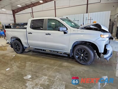 Czwarte zdjęcie samochodu z boku: 2020 CHEVROLET SILVERADO C1500 CUSTOM VIN:3GCPWBEH6LG451716 - miniatura